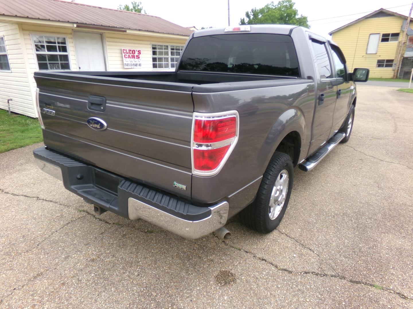 2010 Gray /Gray Ford F-150 XLT SuperCrew 5.5-ft. Bed 2WD (1FTFW1CVXAK) with an 5.4L V8 SOHC 24V FFV engine, 4-Speed Automatic transmission, located at 401 First NE, Bearden, AR, 71720, (870) 687-3414, 33.726528, -92.611519 - Photo#14